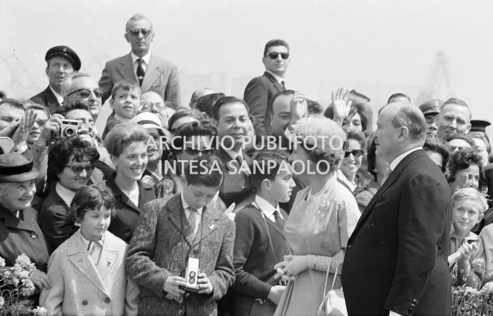 La folla saluta Elisabetta II regina d'Inghilterra in visita a Napoli