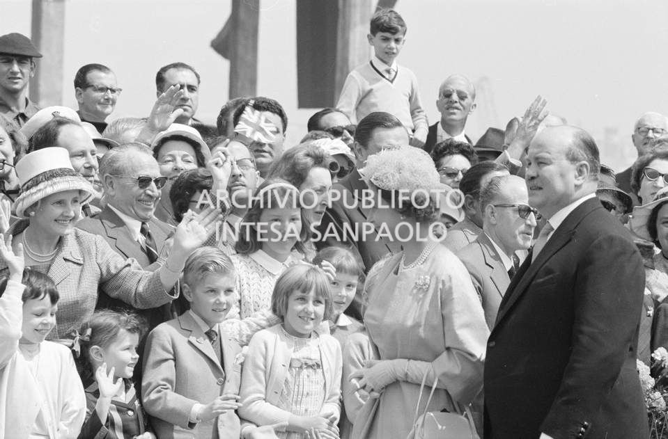 La folla saluta Elisabetta II regina d'Inghilterra in visita a Napoli