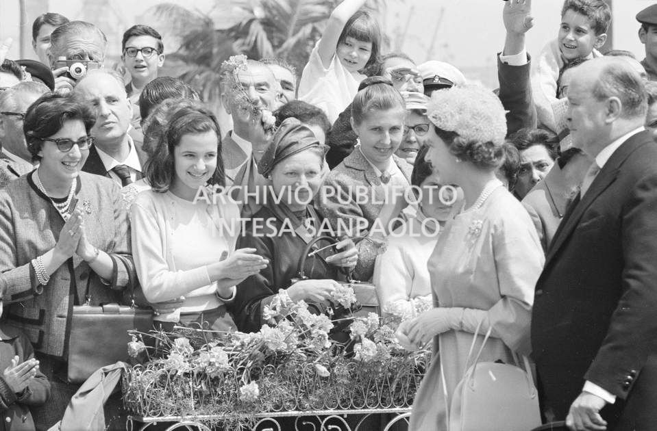 La folla saluta Elisabetta II regina d'Inghilterra in visita a Napoli