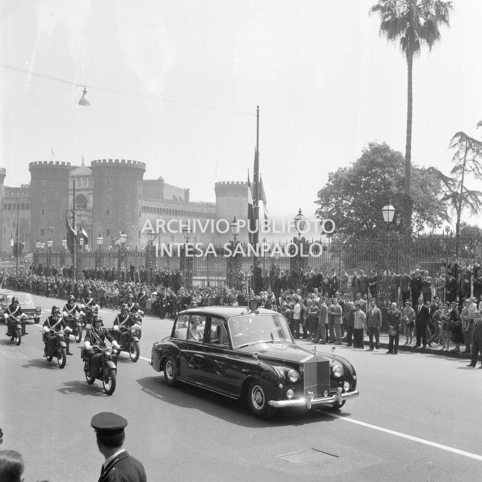 La folla assiste al passaggio del corteo di Elisabetta II regina di Inghilterra in visita a Napoli