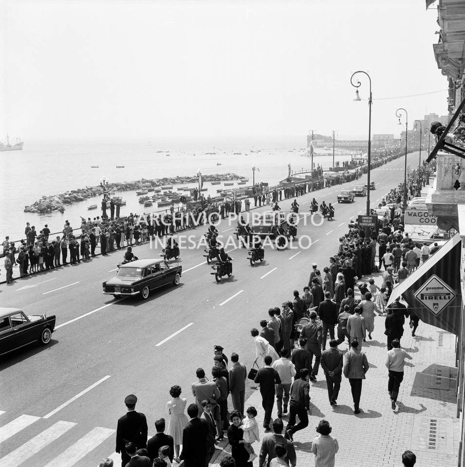 La folla assiste al passaggio del corteo di Elisabetta II regina di Inghilterra in visita a Napoli
