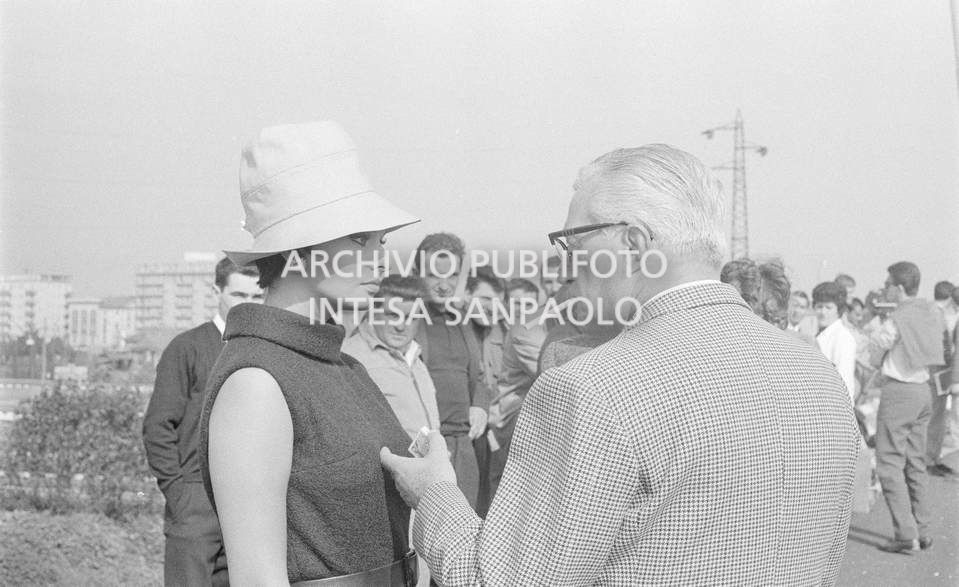 Sophia Loren e Vittorio De Sica sul set del secondo episodio, ambientato a Milano, del film "Ieri, oggi, domani"