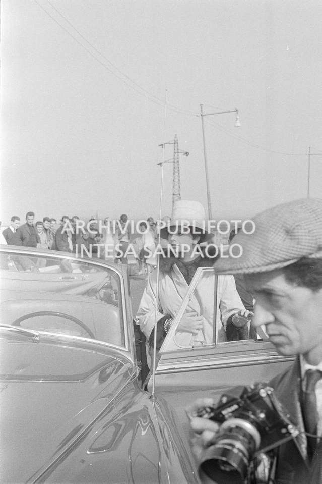 Sophia Loren sul set del secondo episodio, ambientato a Milano, del film "Ieri, oggi, domani" del regista Vittorio De Sica