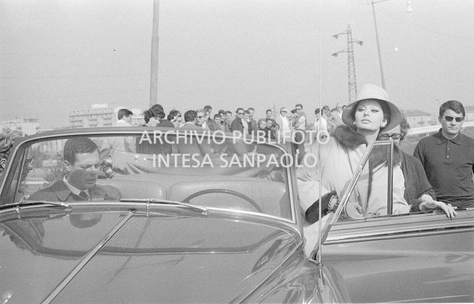 Sophia Loren e Marcello Mastroianni sul set del secondo episodio, ambientato a Milano, del film "Ieri, oggi, domani" del regista Vittorio De Sica