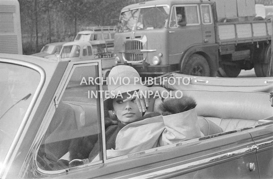 Sophia Loren e Marcello Mastroianni, a bordo di una Rolls-Royce, sul set del secondo episodio, ambientato a Milano, del film "Ieri, oggi, domani" del regista Vittorio De Sica