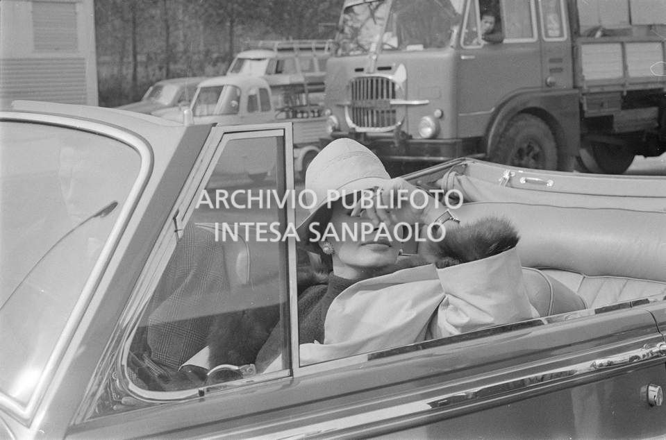 Sophia Loren e Marcello Mastroianni, a bordo di una Rolls-Royce, sul set del secondo episodio, ambientato a Milano, del film "Ieri, oggi, domani" del regista Vittorio De Sica