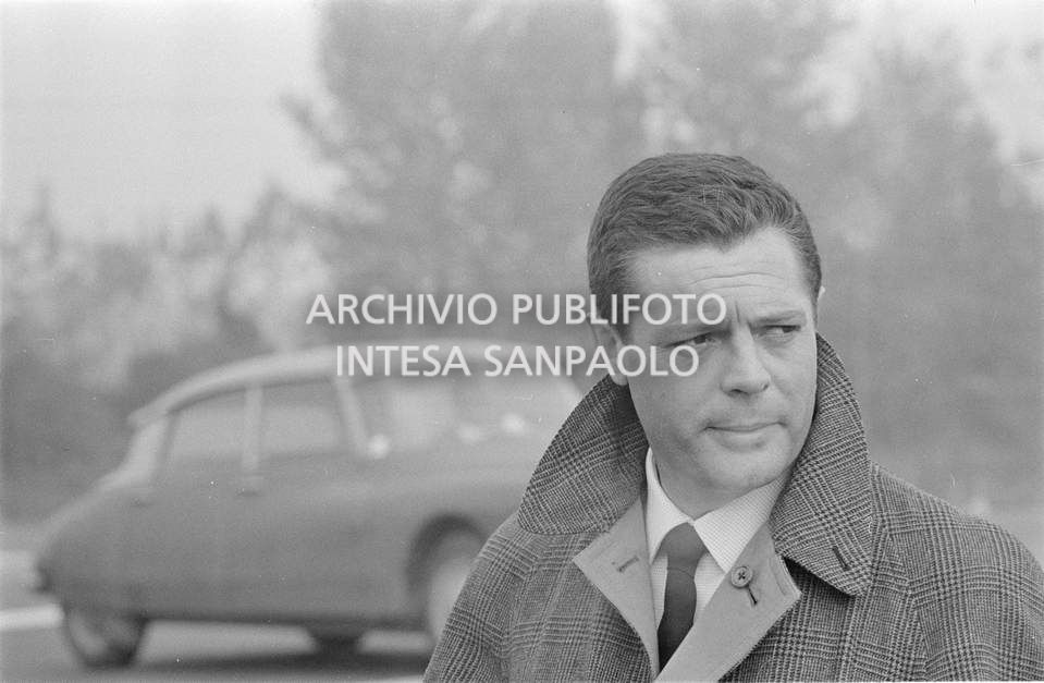 Marcello Mastroianni sul set del secondo episodio, ambientato a Milano, del film "Ieri, oggi, domani" del regista Vittorio De Sica