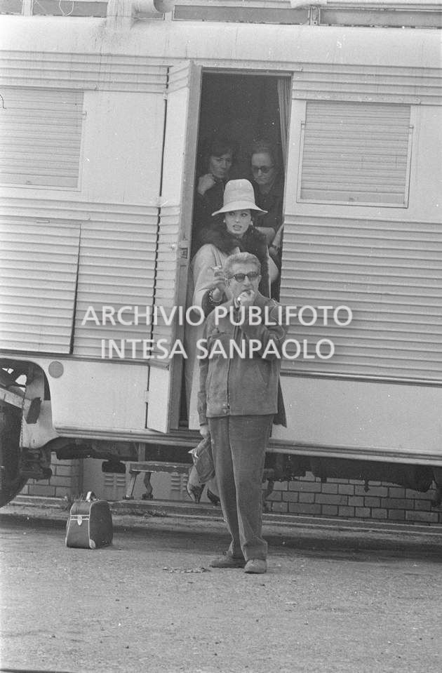 Sophia Loren esce dalla roulotte sul set del film "Ieri, oggi, domani" del regista Vittorio De Sica, per il secondo episodio, ambientato a Milano
