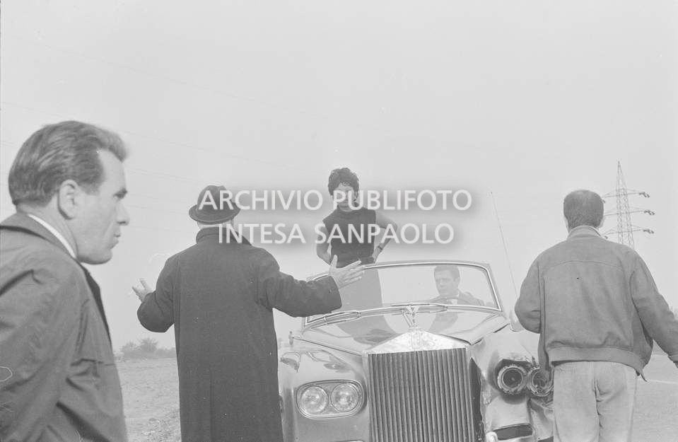 Sophia Loren e Marcello Mastroianni, a bordo di una Rolls-Royce, sul set del secondo episodio, ambientato a Milano, del film "Ieri, oggi, domani" con il regista Vittorio De Sica