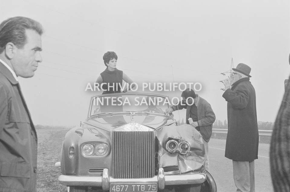 Sophia Loren e Marcello Mastroianni, a bordo di una Rolls-Royce, sul set del secondo episodio, ambientato a Milano, del film "Ieri, oggi, domani" con il regista Vittorio De Sica