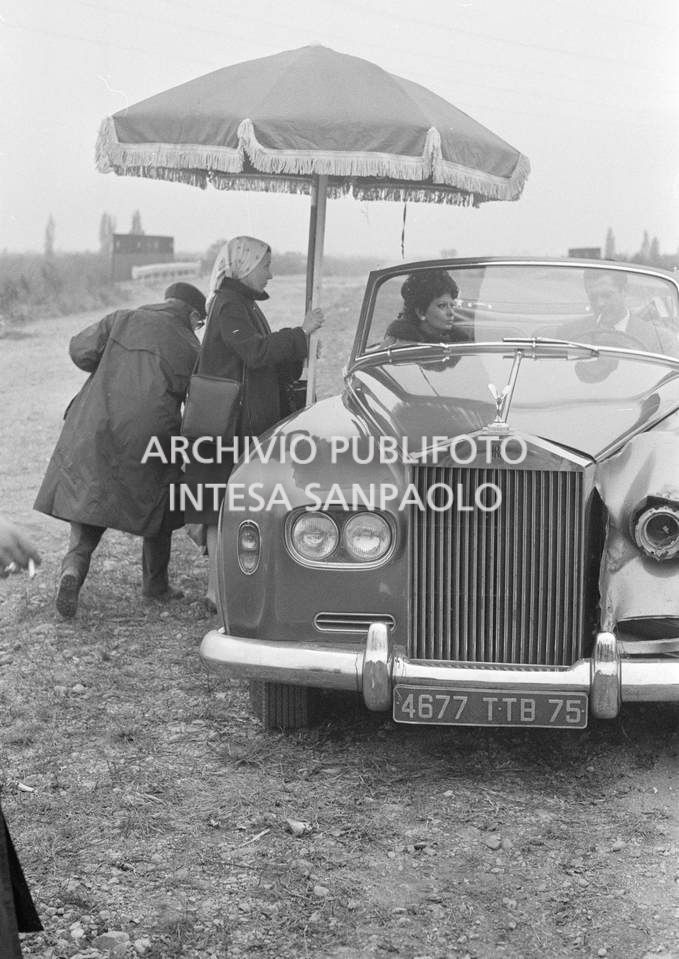 Sophia Loren e Marcello Mastroianni, a bordo di una Rolls-Royce, sul set del secondo episodio, ambientato a Milano, del film "Ieri, oggi, domani" del regista Vittorio De Sica