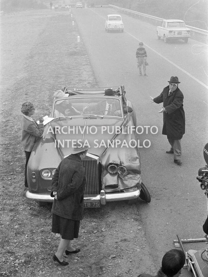 Sophia Loren, Marcello Mastroianni, a bordo di una Rolls-Royce, sul set del secondo episodio, ambientato a Milano, del film "Ieri, oggi, domani" con il regista Vittorio De Sica