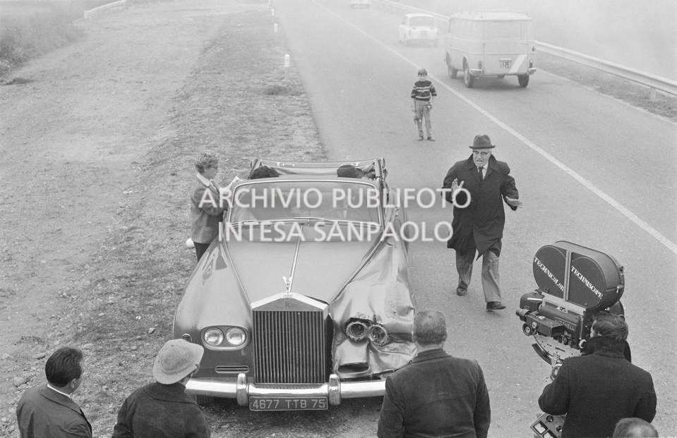 Sophia Loren, Marcello Mastroianni, a bordo di una Rolls-Royce, sul set del secondo episodio, ambientato a Milano, del film "Ieri, oggi, domani" con il regista Vittorio De Sica