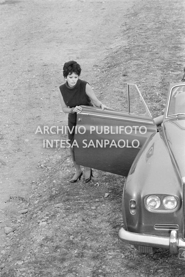Sophia Loren, a fianco a una Rolls-Royce, sul set del secondo episodio, ambientato a Milano, del film "Ieri, oggi, domani" del regista Vittorio De Sica
