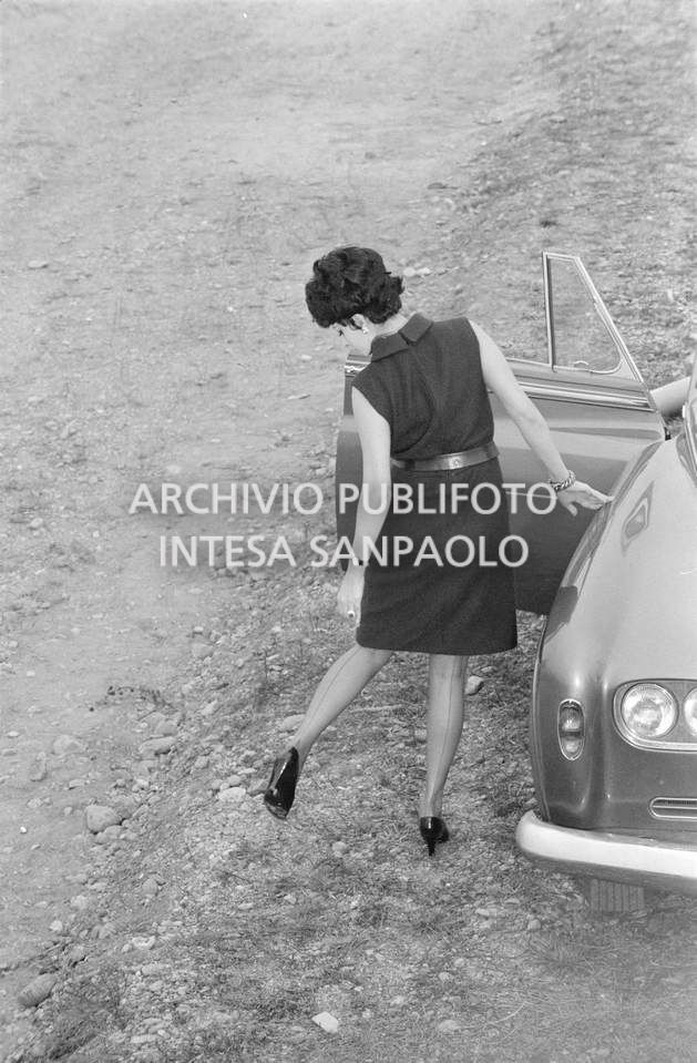 Sophia Loren, a fianco a una Rolls-Royce, sul set del secondo episodio, ambientato a Milano, del film "Ieri, oggi, domani" del regista Vittorio De Sica
