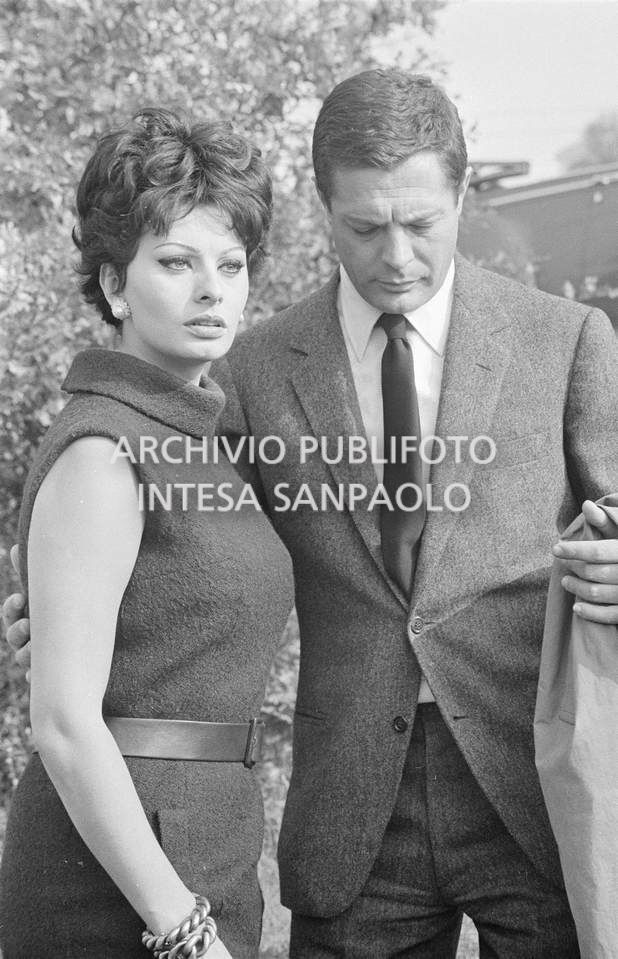Sophia Loren e Marcello Mastrioianni sul set del secondo episodio, ambientato a Milano, del film "Ieri, oggi, domani" del regista Vittorio De Sica