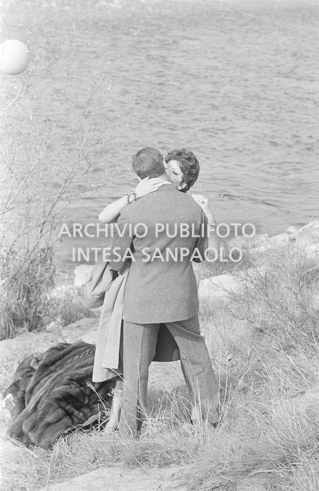 Sophia Loren e Marcello Mastrioianni si baciano sul set del secondo episodio, ambientato a Milano, del film "Ieri, oggi, domani" del regista Vittorio De Sica