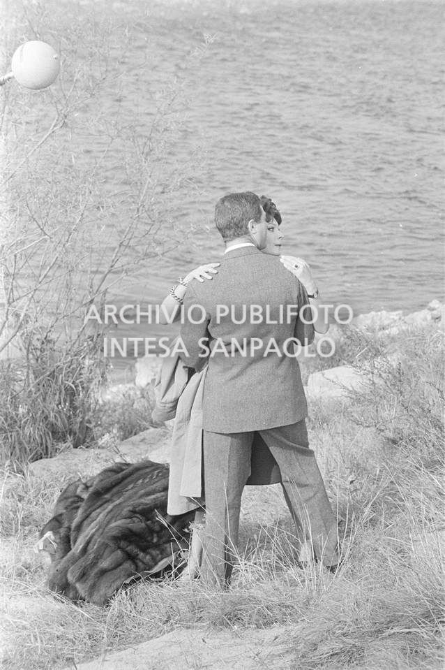 Sophia Loren e Marcello Mastrioianni abbracciati sul set del secondo episodio, ambientato a Milano, del film "Ieri, oggi, domani" del regista Vittorio De Sica