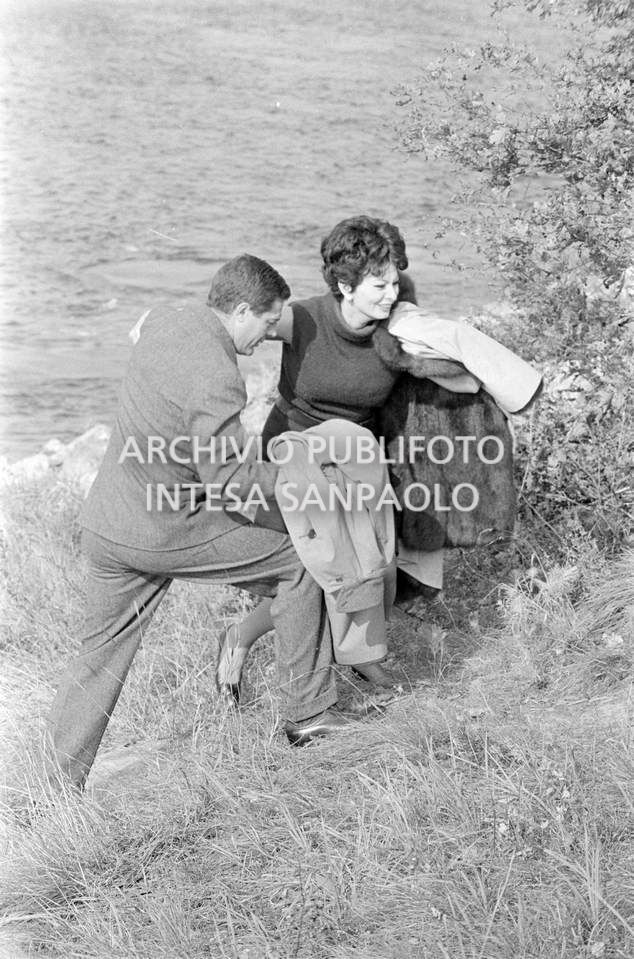 Sophia Loren e Marcello Mastrioianni sul set del secondo episodio, ambientato a Milano, del film "Ieri, oggi, domani" del regista Vittorio De Sica