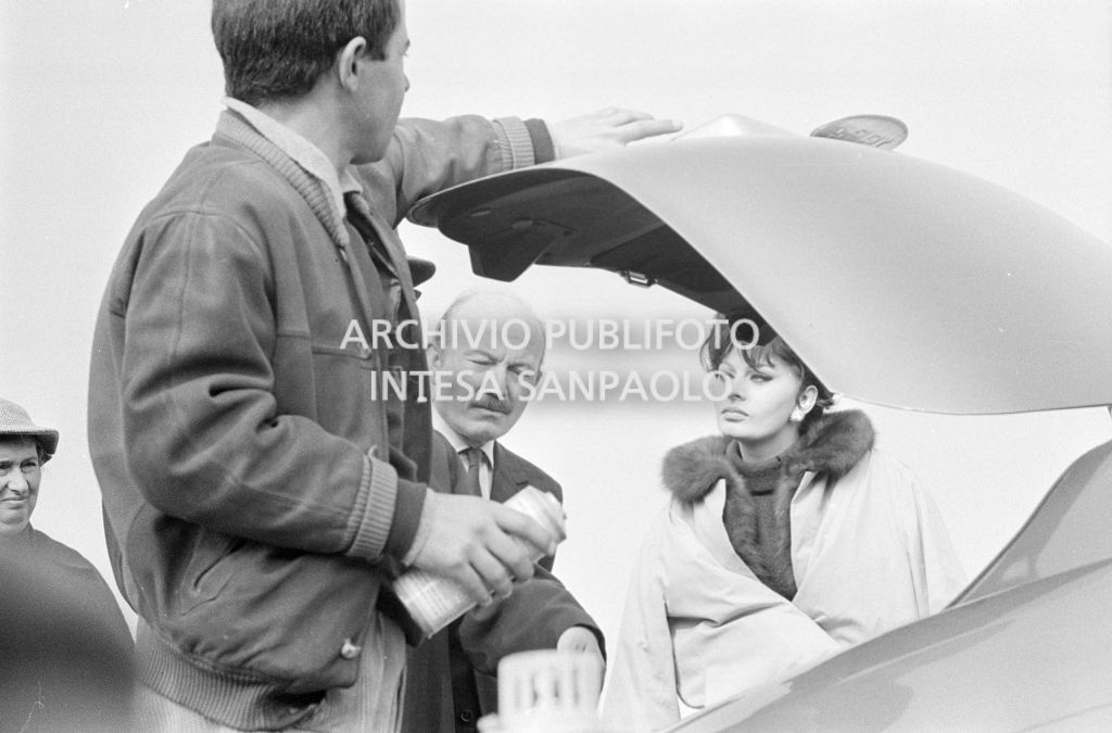 Sophia Loren vicino ad Armando Trovajoli durante le riprese del secondo episodio, ambientato a Milano, del film "Ieri, oggi, domani" del regista Vittorio De Sica
