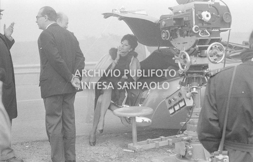 Sophia Loren con Armando Trovajoli, durante le riprese del secondo episodio, ambientato a Milano, del film "Ieri, oggi, domani" del regista Vittorio De Sica. A destra la cinepresa su carrello