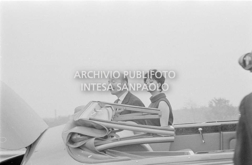 Sophia Loren con Armando Trovajoli durante le riprese del secondo episodio, ambientato a Milano, del film "Ieri, oggi, domani" del regista Vittorio De Sica
