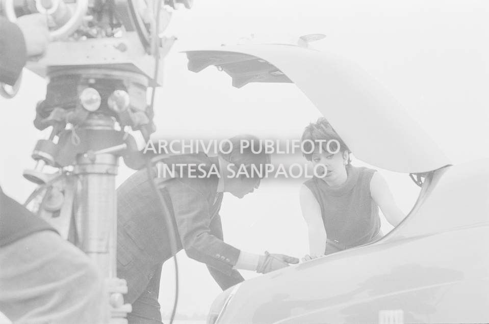 Sophia Loren con Armando Trovajoli durante le riprese del secondo episodio, ambientato a Milano, del film "Ieri, oggi, domani" del regista Vittorio De Sica