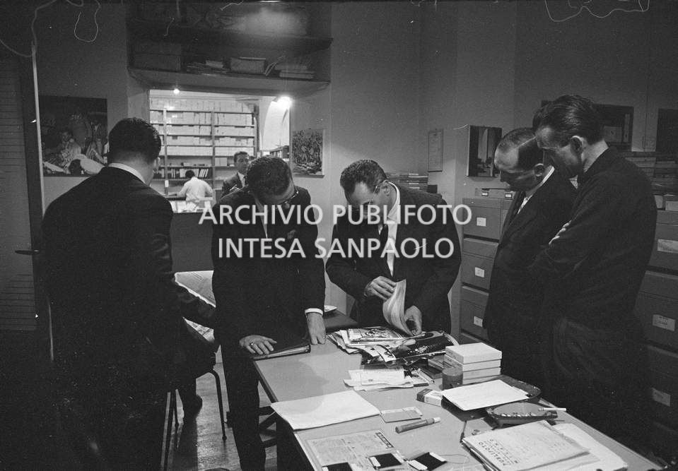 Dirigenti della Kodak in visita all'agenzia Publifoto di Milano accolti da Vincenzo Carrese (terzo da sinistra)