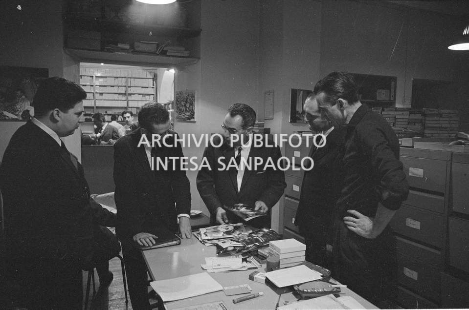 Dirigenti della Kodak in visita all'agenzia Publifoto di Milano accolti da Vincenzo Carrese (terzo da sinistra)