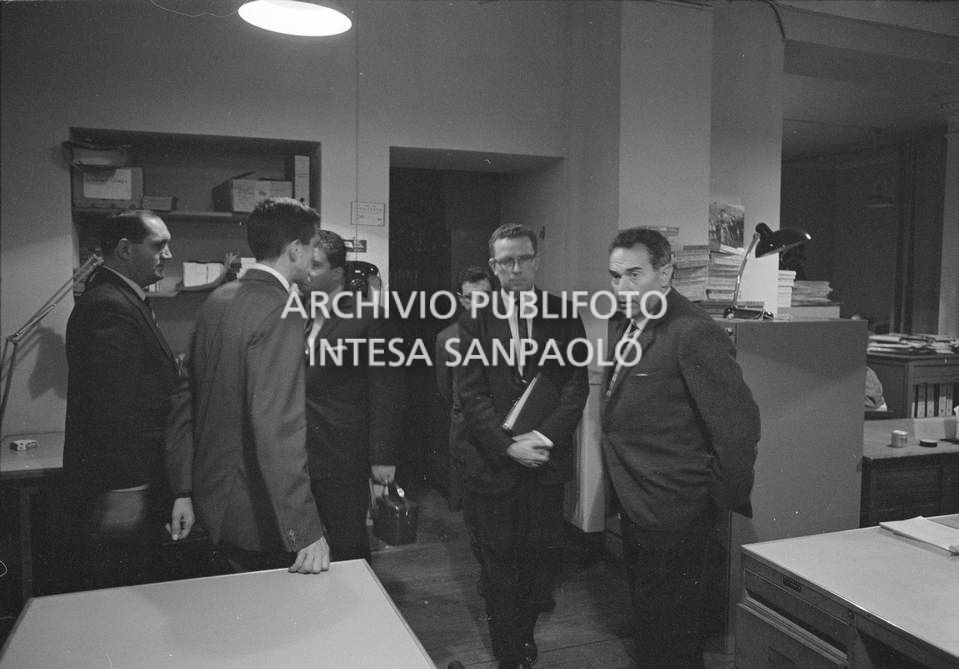 Dirigenti della Kodak in visita all'agenzia Publifoto di Milano accolti da Vincenzo Carrese (primo a destra)