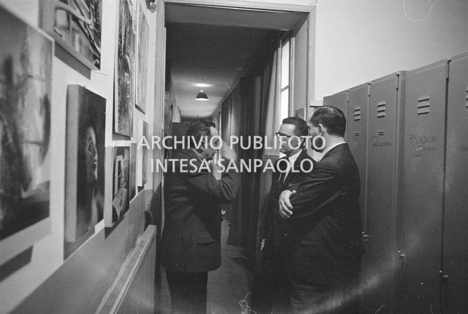 Dirigenti della Kodak in visita all'agenzia Publifoto di Milano accolti da Vincenzo Carrese (a sinistra)