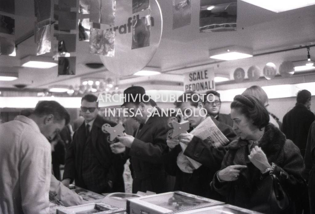 Clienti affollano un grande magazzino, a Milano, per gli acquisti natalizi<br>727654/1