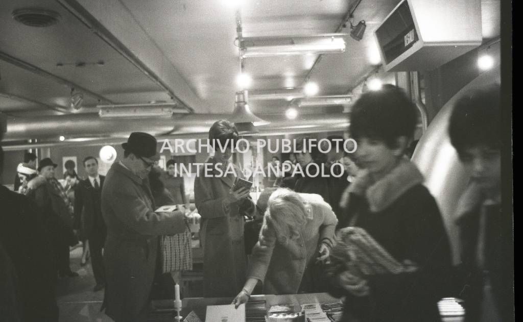 Clienti affollano un grande magazzino, a Milano, per gli acquisti natalizi<br>727654/2