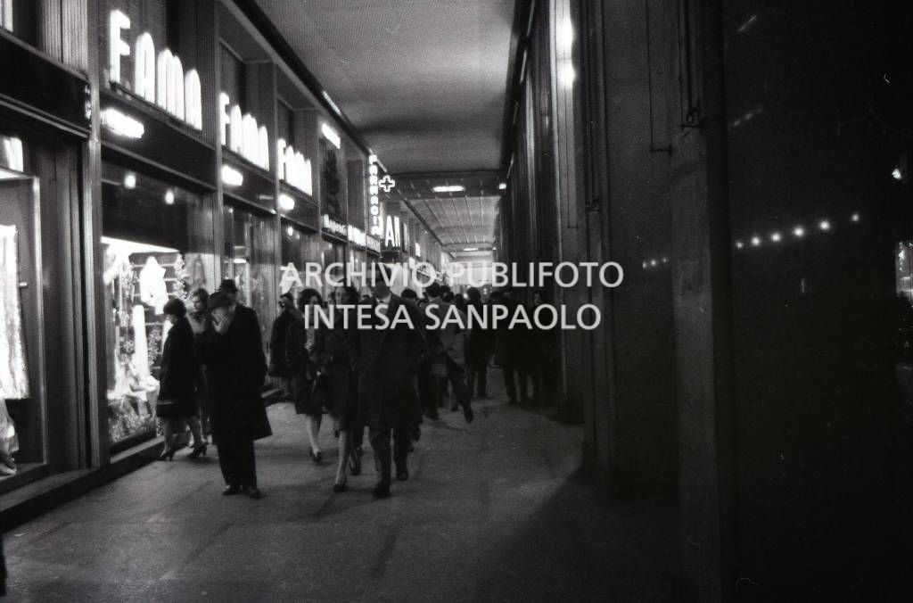 Shopping natalizio a Milano<br>727654/3