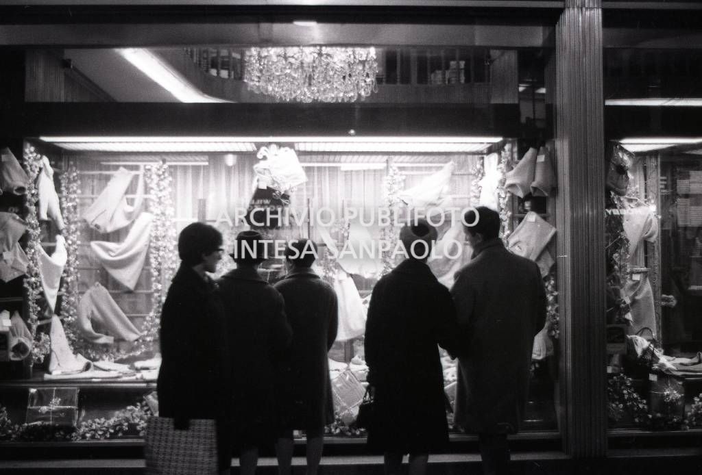 Passanti davanti alle vetrine dei negozi, a Milano, nei giorni precedenti il Natale<br>727654/4