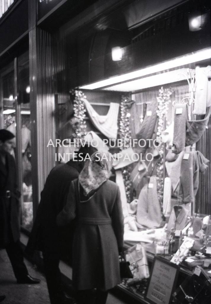Passanti davanti alle vetrine dei negozi, a Milano, nei giorni precedenti il Natale<br>727654/5