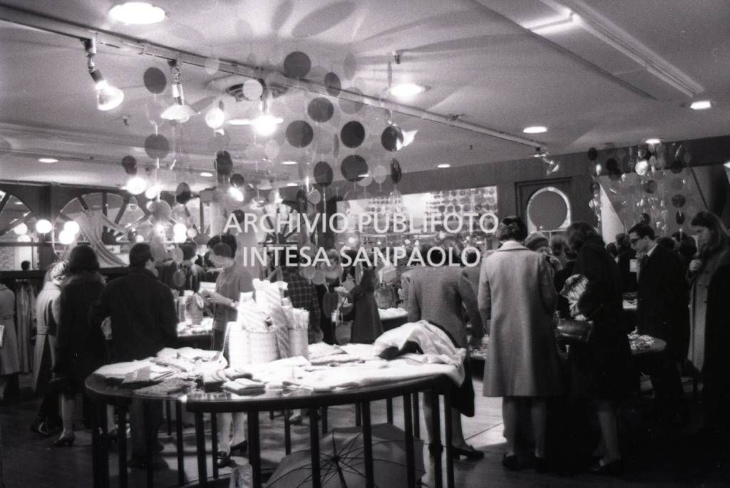 Clienti affollano un grande magazzino, a Milano, per gli acquisti natalizi<br>727654/6