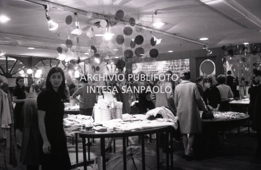 Clienti affollano un grande magazzino, a Milano, per gli acquisti natalizi<br>727654/7