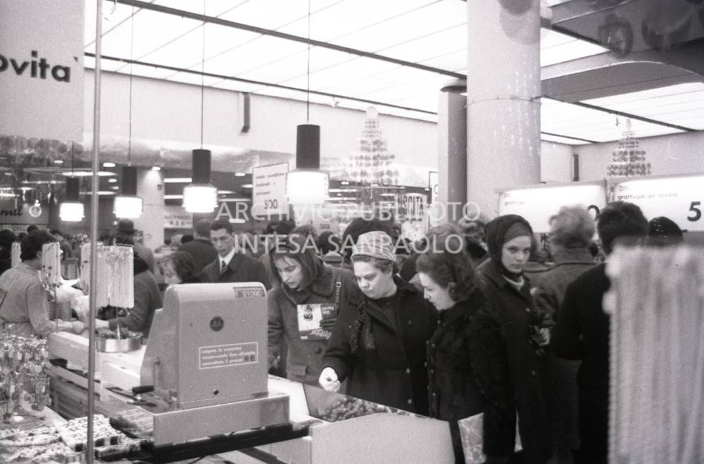 Clienti affollano un grande magazzino, a Milano, per gli acquisti natalizi<br>727654/8