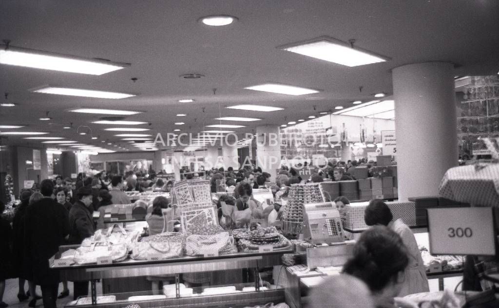 Clienti affollano un grande magazzino, a Milano, per gli acquisti natalizi<br>727654/9