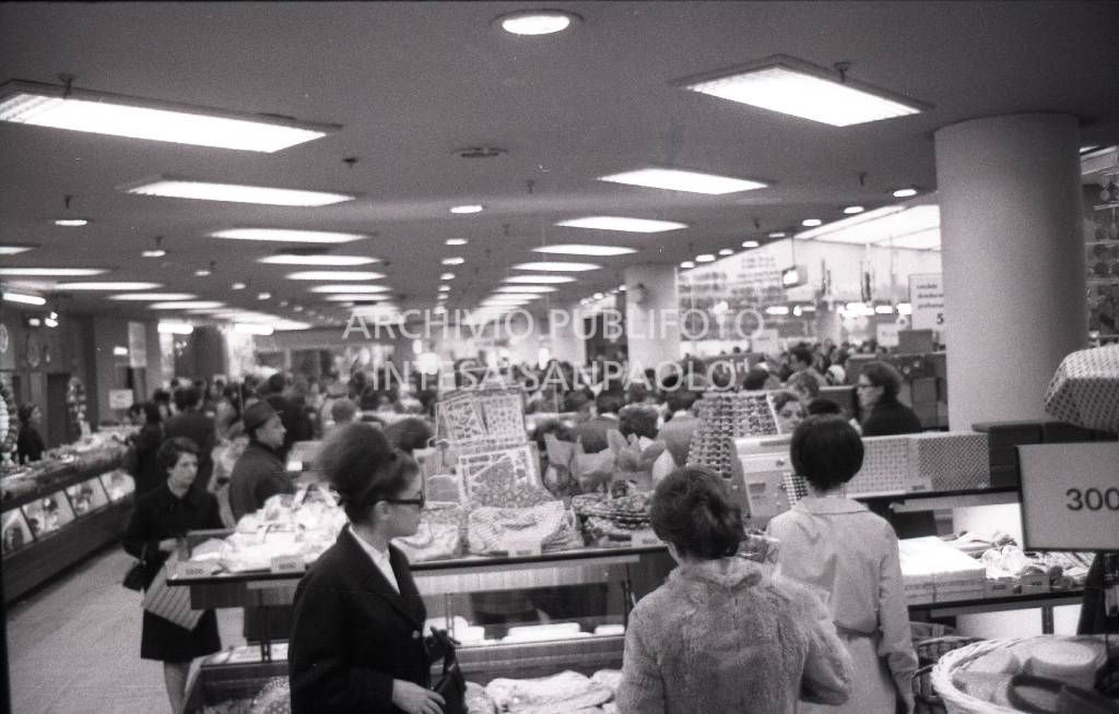 Clienti affollano un grande magazzino, a Milano, per gli acquisti natalizi<br>727654/10