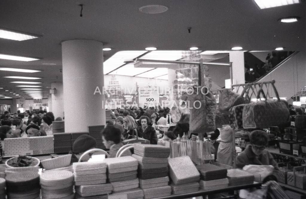 Clienti affollano un grande magazzino, a Milano, per gli acquisti natalizi<br>727654/11