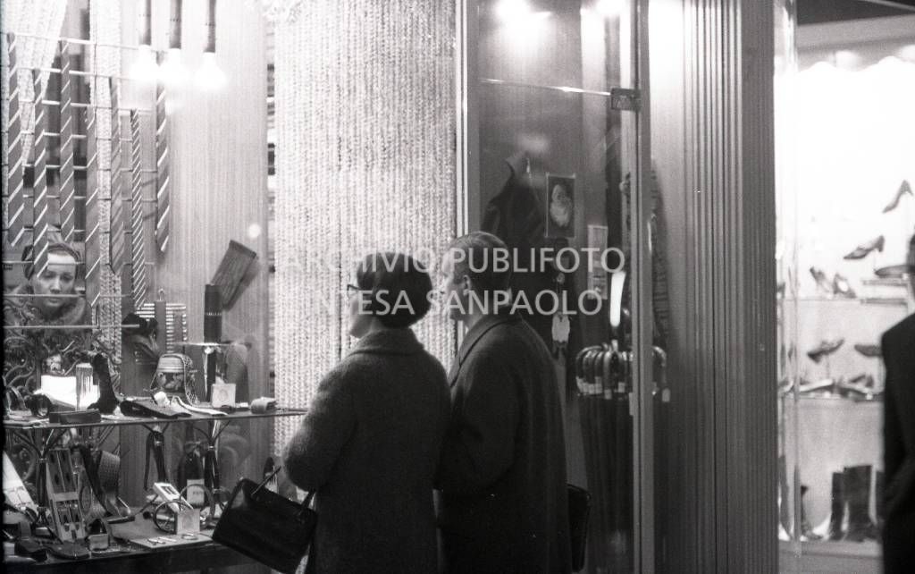 Passanti davanti alle vetrine dei negozi, a Milano, nei giorni precedenti il Natale<br>727654/12