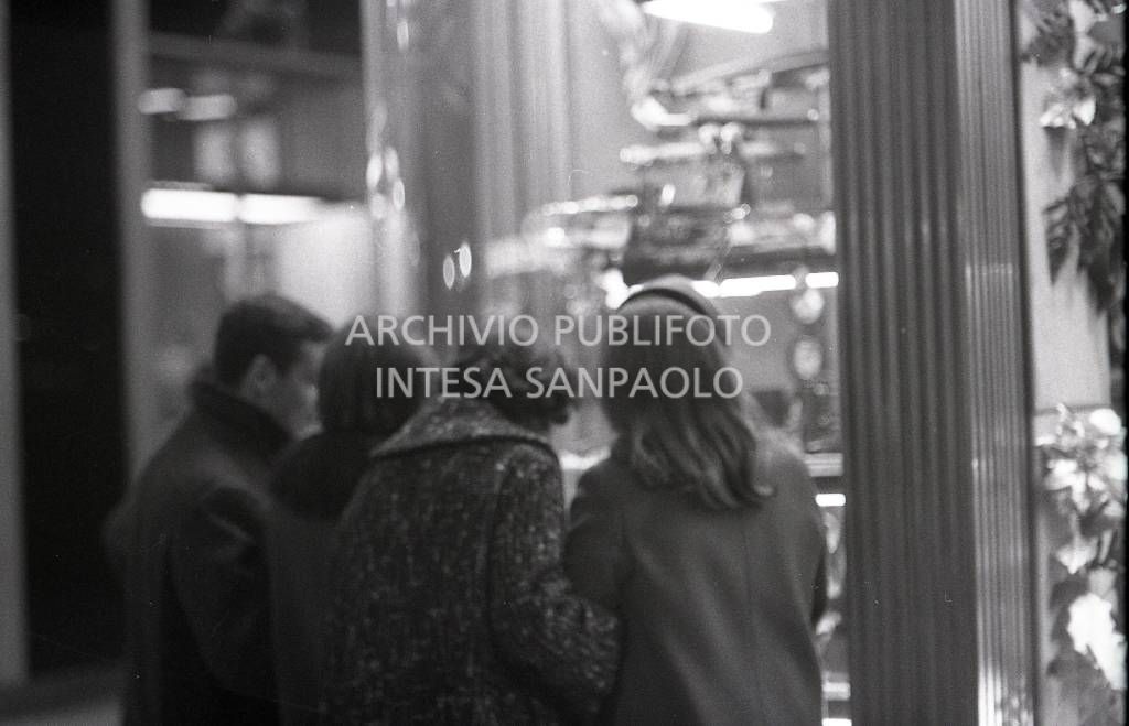 Passanti davanti alle vetrine dei negozi, a Milano, nei giorni precedenti il Natale<br>727654/13