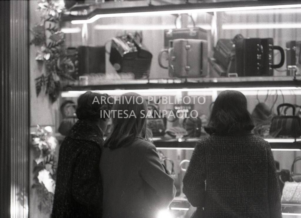 Passanti davanti alle vetrine dei negozi, a Milano, nei giorni precedenti il Natale<br>727654/14