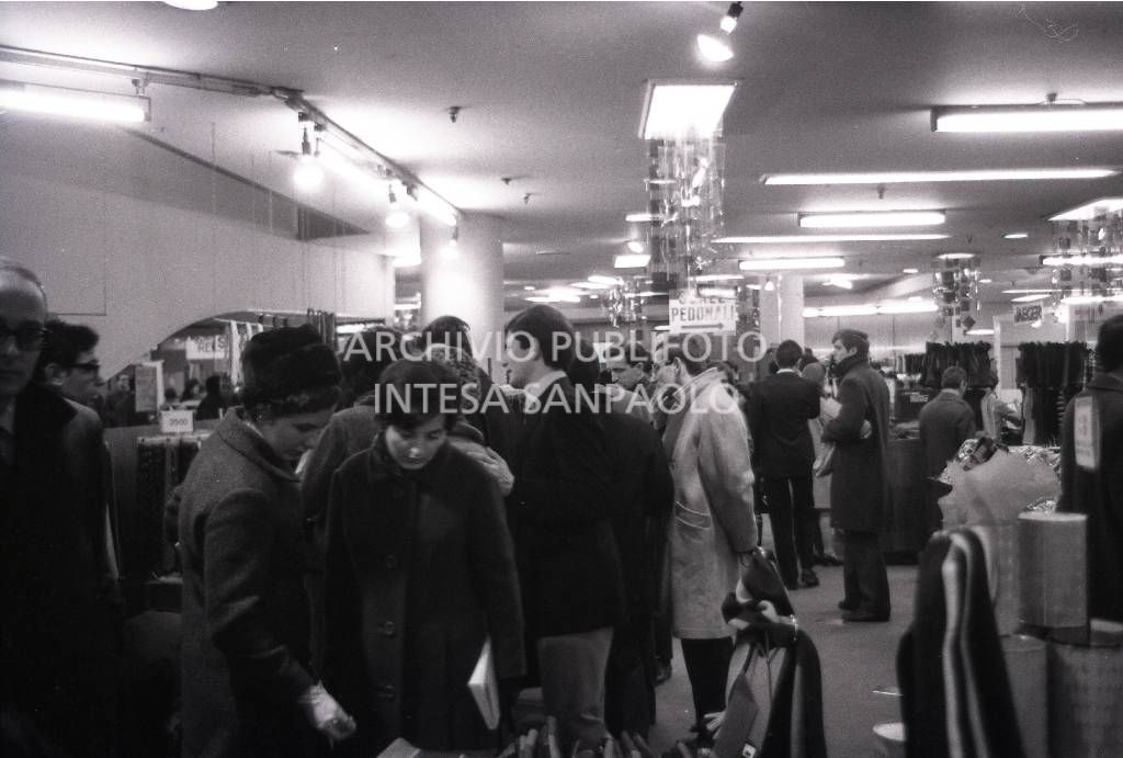 Clienti affollano un grande magazzino, a Milano, per gli acquisti natalizi<br>727654/15
