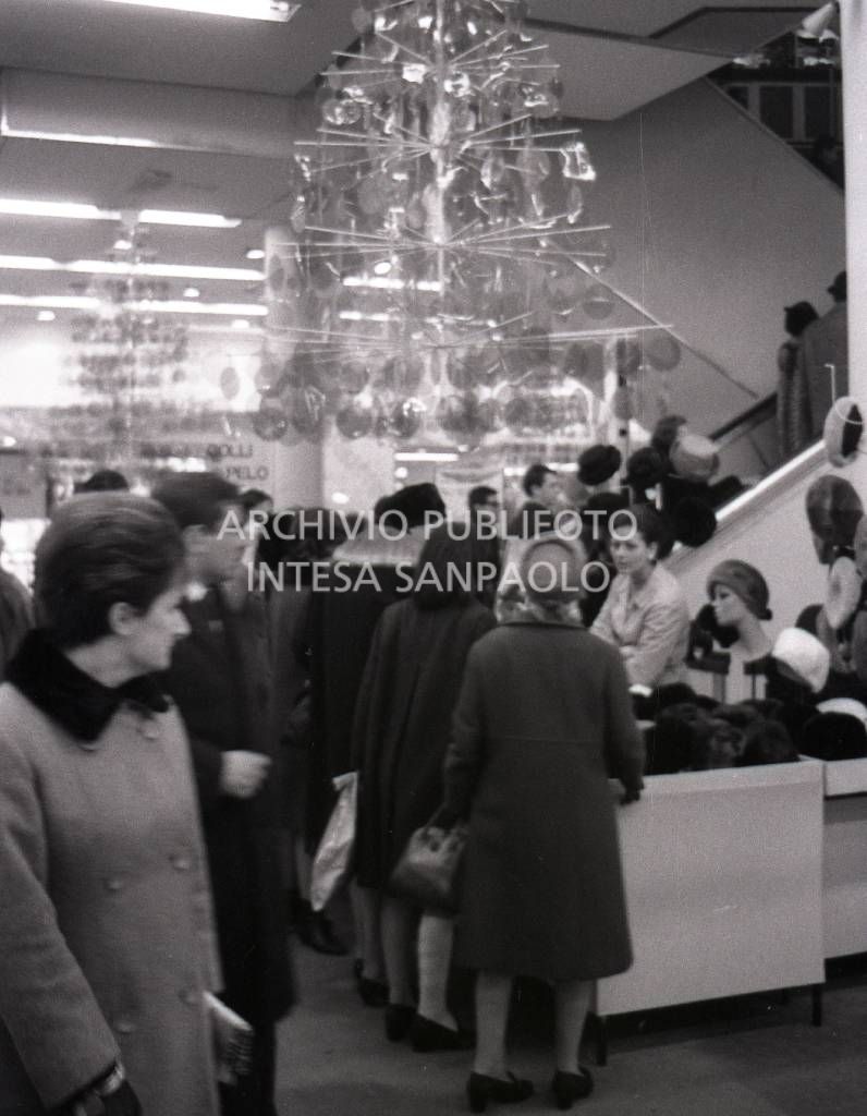 Clienti affollano un grande magazzino, a Milano, per gli acquisti natalizi<br>727654/16