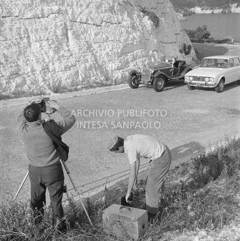 Fotografi dell'agenzia Publifoto ritraggono, con cavalletto, sul Gargano, due automobili