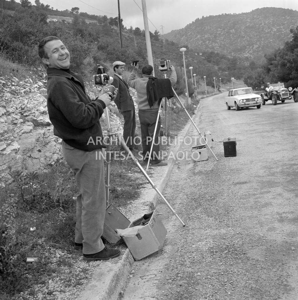 Fotografi dell'agenzia Publifoto ritraggono, con cavalletto, sul Gargano, due automobili: in primo piano Nick Giordano