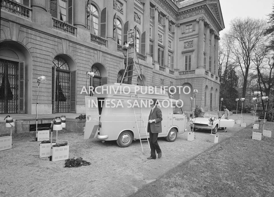 Set fotografico, dell'agenzia Publifoto, allestito nel giardino di Villa Reale a Milano